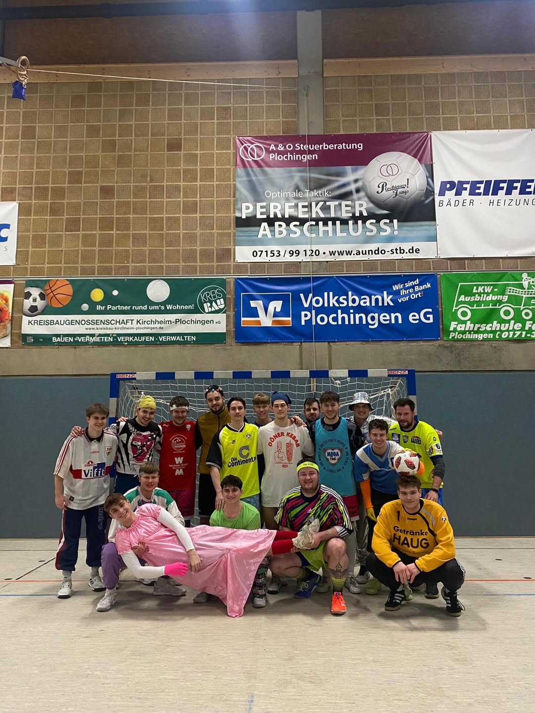 Gestern Abend stand vor der Weihnachtsfeier noch der traditionelle Asmannkick vo